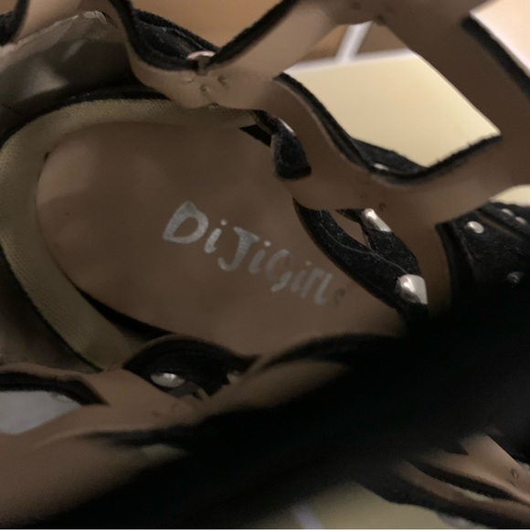 Woman’s heals - Picture 12 of 16